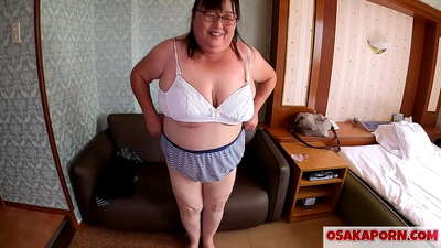 లావుగా ఉన్న జపనీస్ తల్లి తన పెద్ద టిట్‌లను చూపిస్తుంది మరియు సెక్స్ బొమ్మను ఆస్వాదిస్తోంది. 51 ఏళ్ల ఆసియా తల్లి తన లైంగిక అనుభవం గురించి చెబుతోంది. యుకికో 1 OSAKAPORN కొవ్వు మిల్ఫ్